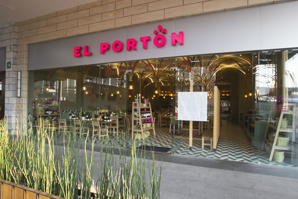 ALSEA INAUGURA NUEVO RESTAURANTE EL PORTÓN2