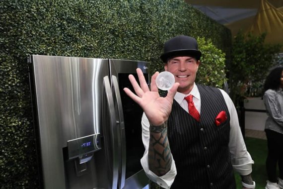 refrigerador que fabrica hielos en forma de esfera