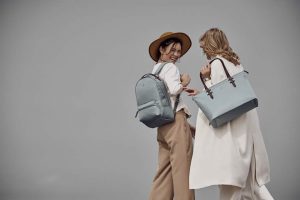 Cuenta con bolsos y accesorios que ofrecen elegancia y practicidad durante todo el día.