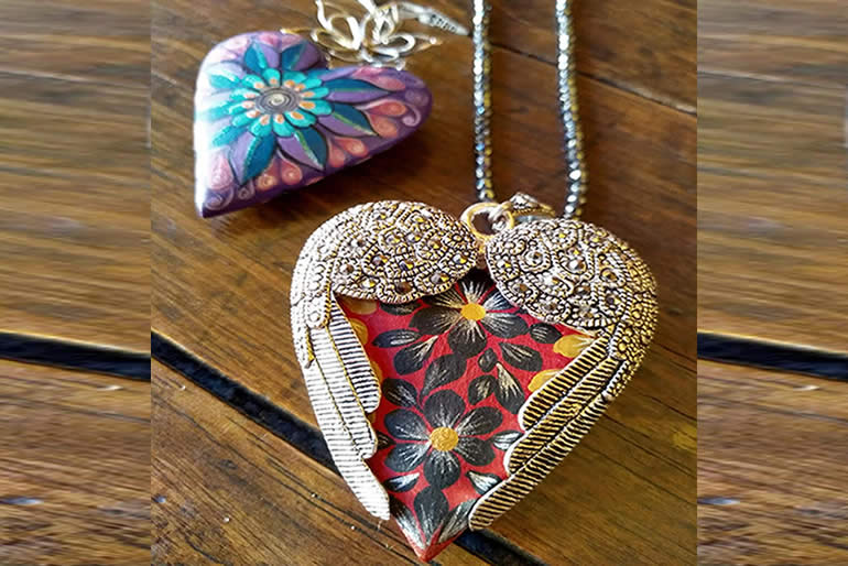 dile-a-mama-cuanto-la-amas-con-una-joya-de-perlas-circonias-o-cristales-deswarovski.jpg