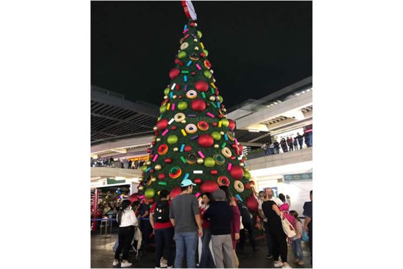 krispy-kreme-enciende-su-arbol-navideno-en-la-cdmx3.jpg