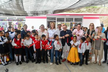 ninos-en-alegria-inauguro-la-escuela-alberto-curiel-en-Taxco-gro1.jpg