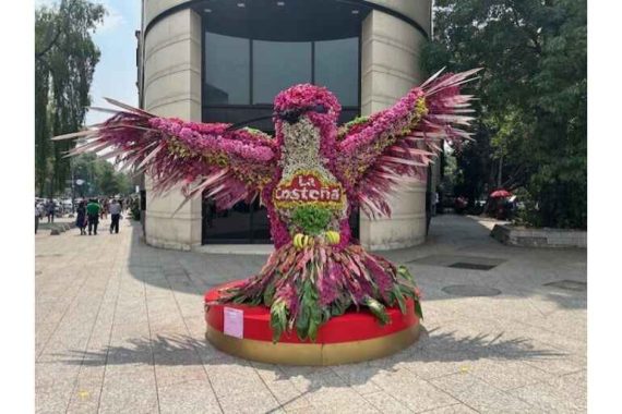la-costena-participa-con-colibri-en-el-fyja-cdmx-una-obra-de-arte-floral-2.jpg