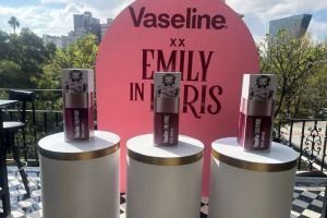 vaseline-presenta-sus-nuevos-tinted-lip-oils-con-un-toque-parisino-04.jpg