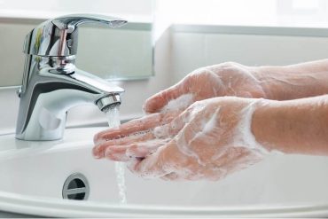De-una-mano-a-otra-cómo-cortar-una-cadena-de-contagios-2.jpg