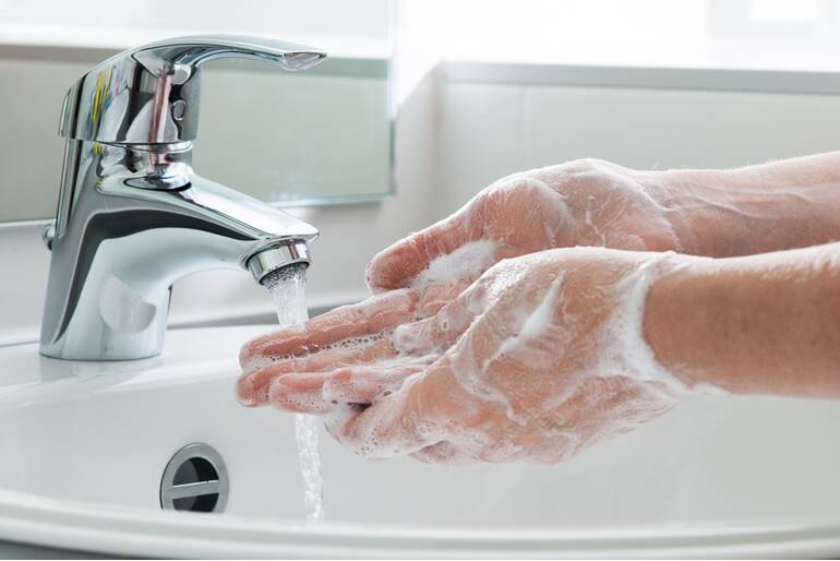 De-una-mano-a-otra-cómo-cortar-una-cadena-de-contagios-2.jpg